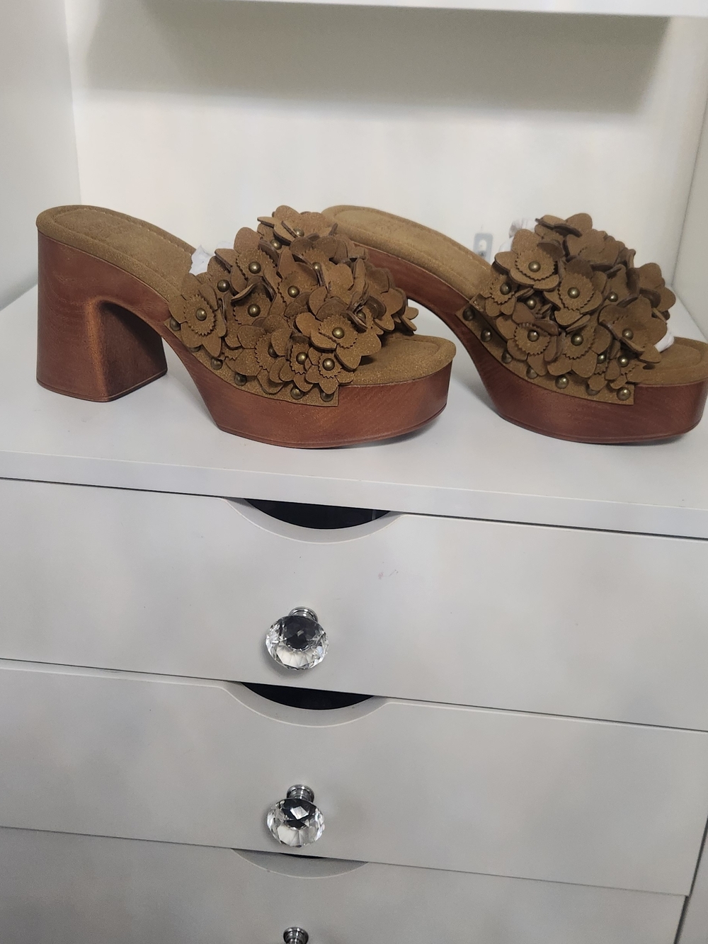 FRYE AND CO Flower Clog